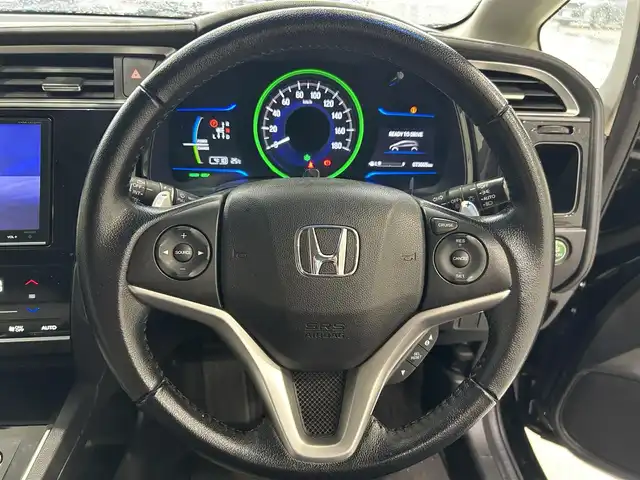 ホンダ シャトル ハイブリッド X 沖縄県 2016(平28)年 7.3万km クリスタルブラックパール (株)IDOMが運営する【じしゃロンコザ店】の自社ローン専用車両になりますこちらは現金またはオートローンご利用時の価格です。自社ローンご希望の方は別途その旨お申付け下さい/純正ナビ　/バックカメラ　/ＥＴＣ　/衝突軽減ブレーキ　/クルーズコントロール　/コーナーセンサー　/パドルシフト　/ハーフレザーシート　/純正アルミホイール　/プッシュスタート　/スマートキー　/オートライト