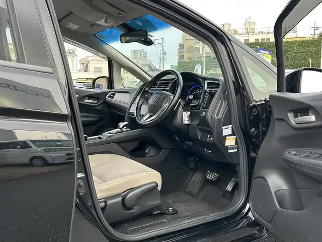 ホンダ シャトル ハイブリッド X 沖縄県 2016(平28)年 7.3万km クリスタルブラックパール (株)IDOMが運営する【じしゃロンコザ店】の自社ローン専用車両になりますこちらは現金またはオートローンご利用時の価格です。自社ローンご希望の方は別途その旨お申付け下さい/純正ナビ　/バックカメラ　/ＥＴＣ　/衝突軽減ブレーキ　/クルーズコントロール　/コーナーセンサー　/パドルシフト　/ハーフレザーシート　/純正アルミホイール　/プッシュスタート　/スマートキー　/オートライト