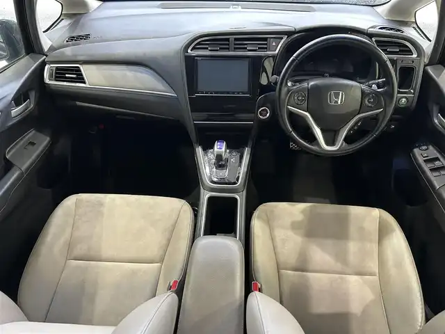 ホンダ シャトル ハイブリッド X 沖縄県 2016(平28)年 7.3万km クリスタルブラックパール (株)IDOMが運営する【じしゃロンコザ店】の自社ローン専用車両になりますこちらは現金またはオートローンご利用時の価格です。自社ローンご希望の方は別途その旨お申付け下さい/純正ナビ　/バックカメラ　/ＥＴＣ　/衝突軽減ブレーキ　/クルーズコントロール　/コーナーセンサー　/パドルシフト　/ハーフレザーシート　/純正アルミホイール　/プッシュスタート　/スマートキー　/オートライト