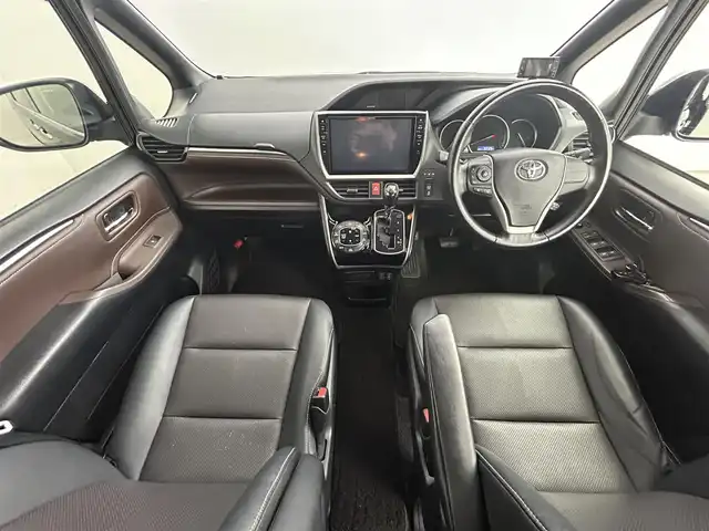 トヨタ エスクァイア Gi 道央・札幌 2015(平27)年 9.4万km スパークリングブラックパールクリスタルシャイン ・４WD/・寒冷地仕様/・車種専用BIG Xプレミアム10インチナビ/・CD/DVD/SD/BT/フルセグ/・バックカメラ/・ビルトインETC/・レーダー探知機/・クルーズコントロール/・オートマチックハイビーム/・LEDヘッドライト/・フォグランプ/・合皮シート/・両側パワースライドドア/・前席シートヒーター/・ステアリングスイッチ/・アイドリングストップ/・純正16インチAW/・社外15インチAW冬タイヤ積込/・純正エンジンスターター/・スペアキー/・純正フロアマット/・取扱説明書/・保証書
