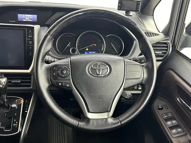 トヨタ エスクァイア Gi 道央・札幌 2015(平27)年 9.4万km スパークリングブラックパールクリスタルシャイン ・４WD/・寒冷地仕様/・車種専用BIG Xプレミアム10インチナビ/・CD/DVD/SD/BT/フルセグ/・バックカメラ/・ビルトインETC/・レーダー探知機/・クルーズコントロール/・オートマチックハイビーム/・LEDヘッドライト/・フォグランプ/・合皮シート/・両側パワースライドドア/・前席シートヒーター/・ステアリングスイッチ/・アイドリングストップ/・純正16インチAW/・社外15インチAW冬タイヤ積込/・純正エンジンスターター/・スペアキー/・純正フロアマット/・取扱説明書/・保証書