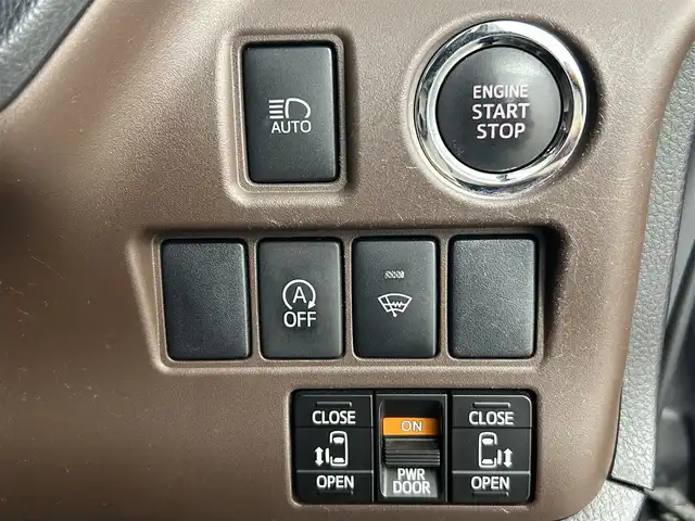 トヨタ エスクァイア Gi 道央・札幌 2015(平27)年 9.4万km スパークリングブラックパールクリスタルシャイン ・４WD/・寒冷地仕様/・車種専用BIG Xプレミアム10インチナビ/・CD/DVD/SD/BT/フルセグ/・バックカメラ/・ビルトインETC/・レーダー探知機/・クルーズコントロール/・オートマチックハイビーム/・LEDヘッドライト/・フォグランプ/・合皮シート/・両側パワースライドドア/・前席シートヒーター/・ステアリングスイッチ/・アイドリングストップ/・純正16インチAW/・社外15インチAW冬タイヤ積込/・純正エンジンスターター/・スペアキー/・純正フロアマット/・取扱説明書/・保証書