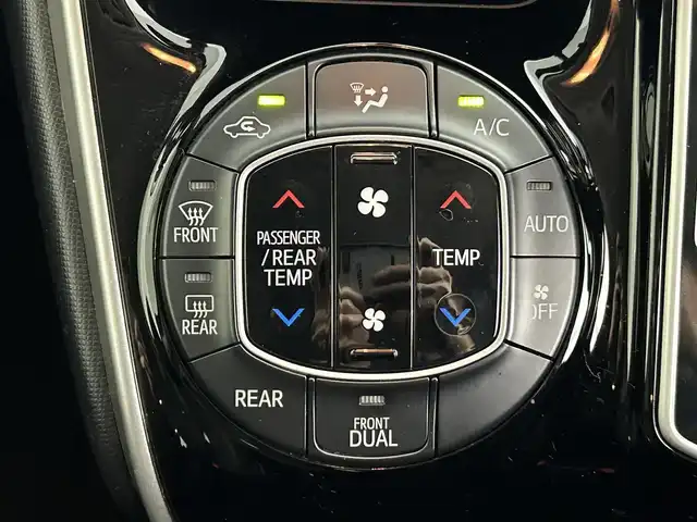トヨタ エスクァイア Gi 道央・札幌 2015(平27)年 9.4万km スパークリングブラックパールクリスタルシャイン ・４WD/・寒冷地仕様/・車種専用BIG Xプレミアム10インチナビ/・CD/DVD/SD/BT/フルセグ/・バックカメラ/・ビルトインETC/・レーダー探知機/・クルーズコントロール/・オートマチックハイビーム/・LEDヘッドライト/・フォグランプ/・合皮シート/・両側パワースライドドア/・前席シートヒーター/・ステアリングスイッチ/・アイドリングストップ/・純正16インチAW/・社外15インチAW冬タイヤ積込/・純正エンジンスターター/・スペアキー/・純正フロアマット/・取扱説明書/・保証書