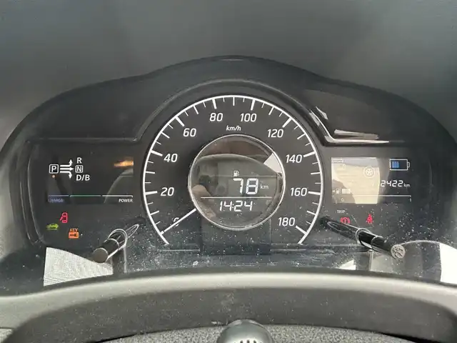 日産 ノート e－パワー メダリスト 岡山県 2017(平29)年 11.3万km ブリリアントホワイトパール (株)IDOMが運営する【じしゃロン岡山店】の自社ローン専用車両になります。こちらは現金またはオートローンご利用時の価格です。自社ローンご希望の方は別途その旨お申付け下さい/・純正ナビゲーション/・全方位カメラ/・デジタルインナーミラー/・衝突軽減ブレーキ/・ＥＴＣ