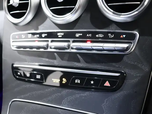メルセデス・ベンツ ＧＬＣ２２０ d 4マチック AMGライン 静岡県 2020(令2)年 4.8万km ダイヤモンドホワイト 衝突軽減ブレーキ　/半革　/サンルーフ　/３６０°カメラ　/ＡＣＣ　/ＬＥＤ　/ＥＴＣ　/パドルシフト　/アンビエントライト　/純正１９ＡＷ　/純正ナビＴＶ　/ワイヤレス充電　/コーナーセンサー　/ルーフレール