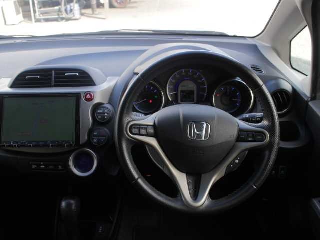ホンダ フィット ハイブリット スマート セレクション 千葉県 2013(平25)年 6.3万km プレミアムホワイトパール 純正9インチナビ(VXM-135VFNi)/バックカメラ /AM/FM/CD/DVD/フルセグTV/ビルトインETC/クルーズコントロール/ハーフレザー /シートヒーター /ドアバイザー/フロアマット/取扱説明書/保証書/スペアキー