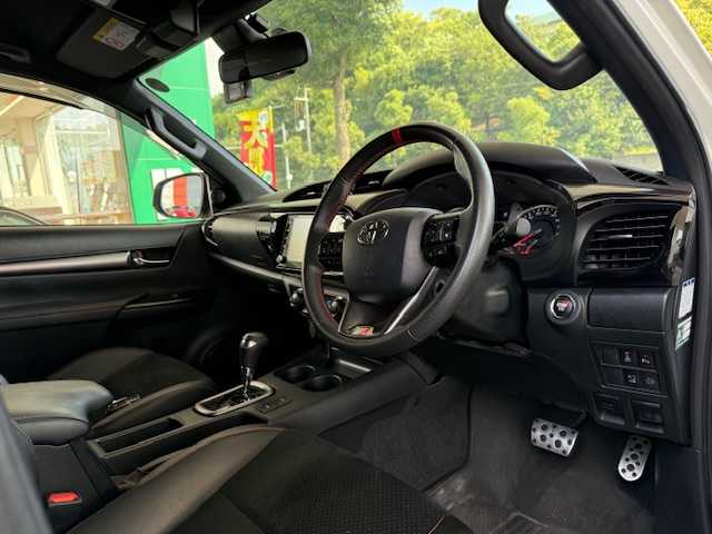 トヨタ ハイラックス Z GRスポーツ 大阪府 2024(令6)年 1.7万km プラチナホワイトパールマイカ /禁煙車//GRスポーツバー//ワンオーナー//純正ナビ付ディスプレーオーディオ/・USB/Bluetooth/AppleCarPlay//バック・全周囲カメラ//前後ドラレコ【TZ-D215W】//コーナーセンサー//衝突被害軽減システム//レーンキープアシスト//追従クルーズコントロール//パドルシフト//ETC2.0//運転席パワーシート//ハーフレザーシート//スマートキー//純正１８インチAW//LEDヘッドライト//取扱説明書//保証書//スペアキー