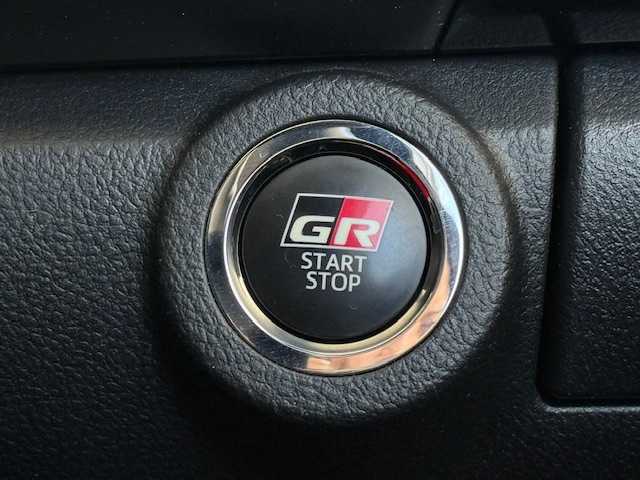 トヨタ ハイラックス Z GRスポーツ 大阪府 2024(令6)年 1.7万km プラチナホワイトパールマイカ /禁煙車//GRスポーツバー//ワンオーナー//純正ナビ付ディスプレーオーディオ/・USB/Bluetooth/AppleCarPlay//バック・全周囲カメラ//前後ドラレコ【TZ-D215W】//コーナーセンサー//衝突被害軽減システム//レーンキープアシスト//追従クルーズコントロール//パドルシフト//ETC2.0//運転席パワーシート//ハーフレザーシート//スマートキー//純正１８インチAW//LEDヘッドライト//取扱説明書//保証書//スペアキー