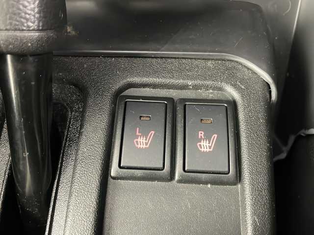 スズキ ジムニー XC 熊本県 2022(令4)年 6.2万km ミディアムグレー 純正SDナビ　/・フルセグTV/CD/DVD/SD/Bluetooth　/・バックカメラ　/スズキセーフティサポート　/・衝突軽減ブレーキ　/・車線逸脱警報　/クルーズコントロール　/ステアリングリモコン　/ビルトインETC　/D/Nシートヒーター　/アイドリングストップ　/オートライト　/LEDヘッドライト　/フォグランプ　/プッシュスタート　/スマートキー　/スペアキー　/純正フロアマット　/純正ドアバイザー　/純正アルミホイール　/社外コンソール　/ミラーヒーター　