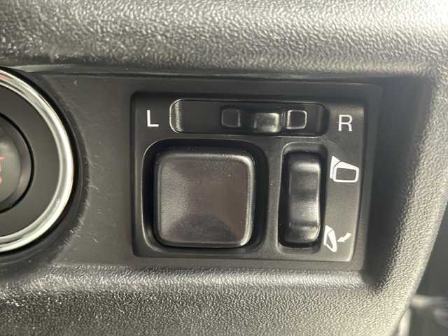 スズキ ジムニー XC 熊本県 2022(令4)年 6.2万km ミディアムグレー 純正SDナビ　/・フルセグTV/CD/DVD/SD/Bluetooth　/・バックカメラ　/スズキセーフティサポート　/・衝突軽減ブレーキ　/・車線逸脱警報　/クルーズコントロール　/ステアリングリモコン　/ビルトインETC　/D/Nシートヒーター　/アイドリングストップ　/オートライト　/LEDヘッドライト　/フォグランプ　/プッシュスタート　/スマートキー　/スペアキー　/純正フロアマット　/純正ドアバイザー　/純正アルミホイール　/社外コンソール　/ミラーヒーター　