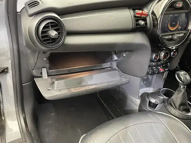 ＭＩＮＩ ミニ クーパー 愛媛県 2015(平27)年 4万km 黒／グレー 純正ＨＤＤナビ/（ラジオ／ＢＴ）　/ＥＴＣ　/革調シートカバー　/純正アルミ/スペアキー　/プッシュスタート　/オートライト　/純正マット