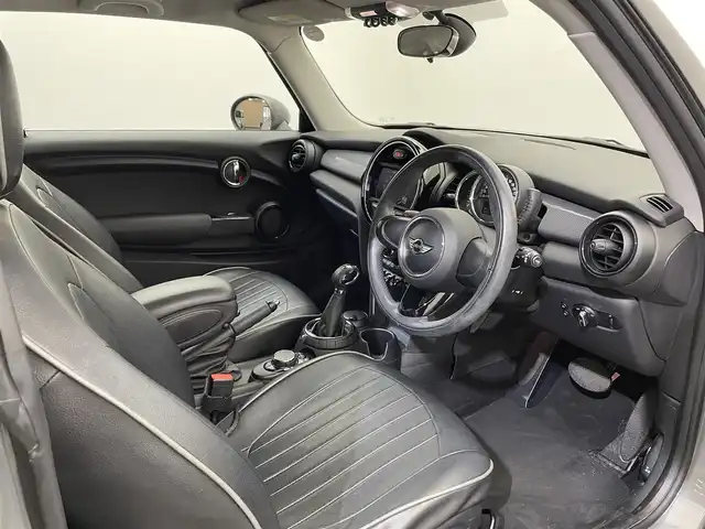 ＭＩＮＩ ミニ クーパー 愛媛県 2015(平27)年 4万km 黒／グレー 純正ＨＤＤナビ/（ラジオ／ＢＴ）　/ＥＴＣ　/革調シートカバー　/純正アルミ/スペアキー　/プッシュスタート　/オートライト　/純正マット
