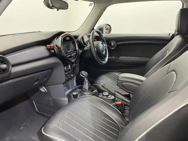 ＭＩＮＩ ミニ クーパー 愛媛県 2015(平27)年 4万km 黒／グレー 純正ＨＤＤナビ/（ラジオ／ＢＴ）　/ＥＴＣ　/革調シートカバー　/純正アルミ/スペアキー　/プッシュスタート　/オートライト　/純正マット