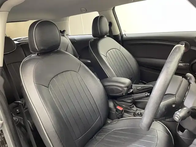 ＭＩＮＩ ミニ クーパー 愛媛県 2015(平27)年 4万km 黒／グレー 純正ＨＤＤナビ/（ラジオ／ＢＴ）　/ＥＴＣ　/革調シートカバー　/純正アルミ/スペアキー　/プッシュスタート　/オートライト　/純正マット