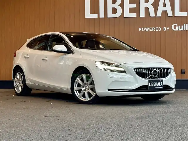 ボルボ Ｖ４０ T3 クラシックエディション 宮城県 2020(令2)年 5.4万km アイスホワイト 純正ナビゲーション/バックカメラ/フルセグTV/CD/DVD再生/黒革シート/パワーシート/シートヒーター/アイドリングストップ/ACC/レーンキープアシスト/ブラインドスポット/障害物センサー/衝突軽減ブレーキ/LEDヘッドライト/オートマチックハイビーム/ステアリングスイッチ/パドルシフト/前後ドラレコ/harman/kardonサウンドシステム/サンルーフ/4WD/取扱説明書/保証書/スペアキー×１