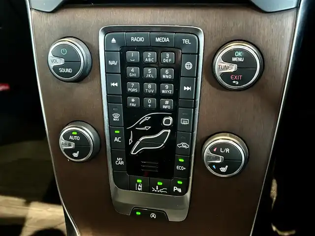 ボルボ Ｖ４０ T3 クラシックエディション 宮城県 2020(令2)年 5.4万km アイスホワイト 純正ナビゲーション/バックカメラ/フルセグTV/CD/DVD再生/黒革シート/パワーシート/シートヒーター/アイドリングストップ/ACC/レーンキープアシスト/ブラインドスポット/障害物センサー/衝突軽減ブレーキ/LEDヘッドライト/オートマチックハイビーム/ステアリングスイッチ/パドルシフト/前後ドラレコ/harman/kardonサウンドシステム/サンルーフ/4WD/取扱説明書/保証書/スペアキー×１