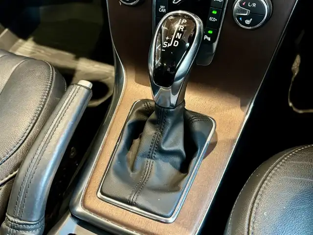 ボルボ Ｖ４０ T3 クラシックエディション 宮城県 2020(令2)年 5.4万km アイスホワイト 純正ナビゲーション/バックカメラ/フルセグTV/CD/DVD再生/黒革シート/パワーシート/シートヒーター/アイドリングストップ/ACC/レーンキープアシスト/ブラインドスポット/障害物センサー/衝突軽減ブレーキ/LEDヘッドライト/オートマチックハイビーム/ステアリングスイッチ/パドルシフト/前後ドラレコ/harman/kardonサウンドシステム/サンルーフ/4WD/取扱説明書/保証書/スペアキー×１
