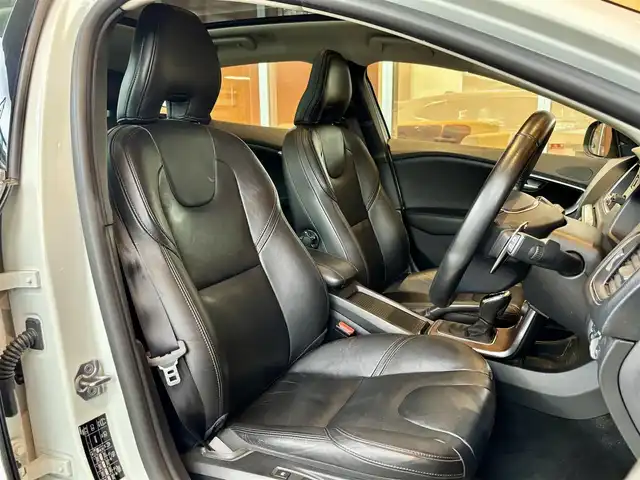 ボルボ Ｖ４０ T3 クラシックエディション 宮城県 2020(令2)年 5.4万km アイスホワイト 純正ナビゲーション/バックカメラ/フルセグTV/CD/DVD再生/黒革シート/パワーシート/シートヒーター/アイドリングストップ/ACC/レーンキープアシスト/ブラインドスポット/障害物センサー/衝突軽減ブレーキ/LEDヘッドライト/オートマチックハイビーム/ステアリングスイッチ/パドルシフト/前後ドラレコ/harman/kardonサウンドシステム/サンルーフ/4WD/取扱説明書/保証書/スペアキー×１