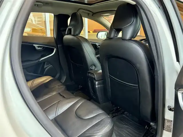 ボルボ Ｖ４０ T3 クラシックエディション 宮城県 2020(令2)年 5.4万km アイスホワイト 純正ナビゲーション/バックカメラ/フルセグTV/CD/DVD再生/黒革シート/パワーシート/シートヒーター/アイドリングストップ/ACC/レーンキープアシスト/ブラインドスポット/障害物センサー/衝突軽減ブレーキ/LEDヘッドライト/オートマチックハイビーム/ステアリングスイッチ/パドルシフト/前後ドラレコ/harman/kardonサウンドシステム/サンルーフ/4WD/取扱説明書/保証書/スペアキー×１