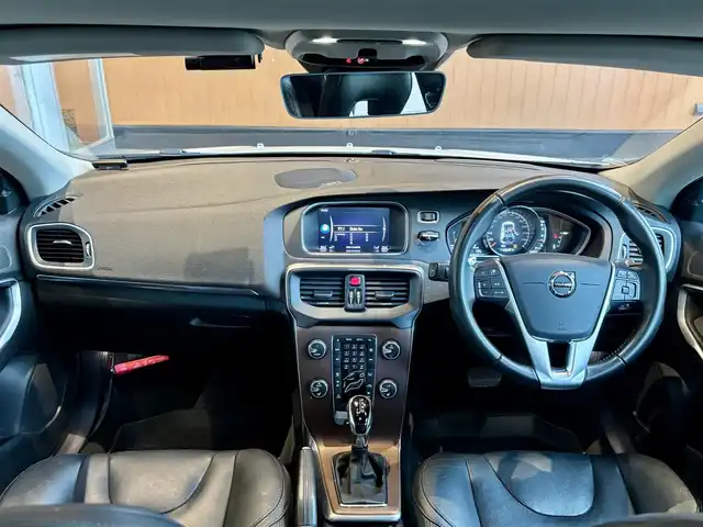 ボルボ Ｖ４０ T3 クラシックエディション 宮城県 2020(令2)年 5.4万km アイスホワイト 純正ナビゲーション/バックカメラ/フルセグTV/CD/DVD再生/黒革シート/パワーシート/シートヒーター/アイドリングストップ/ACC/レーンキープアシスト/ブラインドスポット/障害物センサー/衝突軽減ブレーキ/LEDヘッドライト/オートマチックハイビーム/ステアリングスイッチ/パドルシフト/前後ドラレコ/harman/kardonサウンドシステム/サンルーフ/4WD/取扱説明書/保証書/スペアキー×１