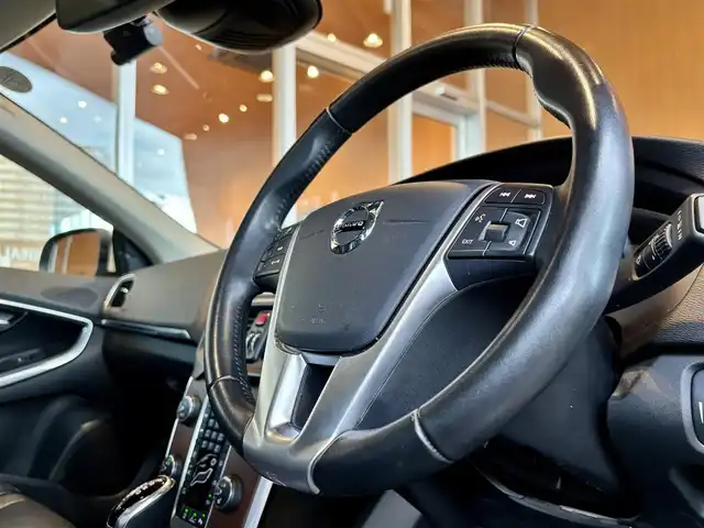 ボルボ Ｖ４０ T3 クラシックエディション 宮城県 2020(令2)年 5.4万km アイスホワイト 純正ナビゲーション/バックカメラ/フルセグTV/CD/DVD再生/黒革シート/パワーシート/シートヒーター/アイドリングストップ/ACC/レーンキープアシスト/ブラインドスポット/障害物センサー/衝突軽減ブレーキ/LEDヘッドライト/オートマチックハイビーム/ステアリングスイッチ/パドルシフト/前後ドラレコ/harman/kardonサウンドシステム/サンルーフ/4WD/取扱説明書/保証書/スペアキー×１