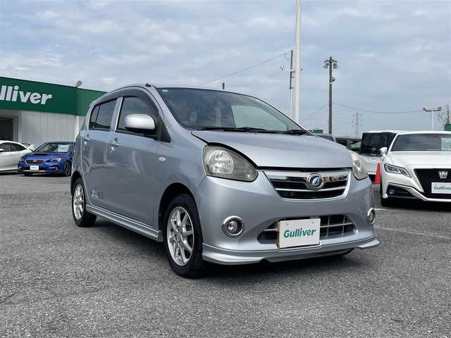 ダイハツ ミラ イース X メモリアルエディション 千葉県 2013(平25)年 9.5万km ブライトシルバーメタリック ワンオーナー/純正SDナビ【NSCT-W63D】/バックカメラ/キーレスキー/純正エアロ/ヘッドライトレベライザー/フォグランプ/純正14インチアルミホイール/アイドリングストップ/ドアバイザー/ヘッドライトレベライザー/新車時保証書&取扱店舗