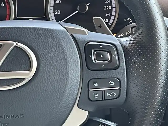レクサス ＮＸ 300 Fスポーツ 高知県 2018(平30)年 2.5万km パール 純正SDナビ/【CD/DVD/BT/フルセグTV】/バックカメラ/クルーズコントロール(追従走行有り)/ステアリングヒーター/パーキングサポートブレーキ/衝突被害軽減ブレーキ/車線逸脱警報/車線逸脱制御/チルト＆スライド式ムーンルーフ/ルーフレール/本革シート【白】/シートヒーター/エアシート/パワーシート(メモリ機能有り)/コーナー、バックセンサー/パワーバックドア/ETC2.0/純正ドライブレコーダー/パドルシフト/ステアリングヒーター/オートホールド/オートライト/三眼フルLED/純正LEDライト/スマートキー/プッシュスタート/MTモード付きAT/純正アルミホイール 18インチ/ウインカーミラー/純正フロアマット