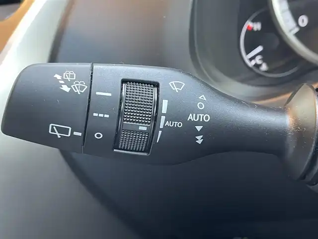 レクサス ＮＸ 300 Fスポーツ 高知県 2018(平30)年 2.5万km パール 純正SDナビ/【CD/DVD/BT/フルセグTV】/バックカメラ/クルーズコントロール(追従走行有り)/ステアリングヒーター/パーキングサポートブレーキ/衝突被害軽減ブレーキ/車線逸脱警報/車線逸脱制御/チルト＆スライド式ムーンルーフ/ルーフレール/本革シート【白】/シートヒーター/エアシート/パワーシート(メモリ機能有り)/コーナー、バックセンサー/パワーバックドア/ETC2.0/純正ドライブレコーダー/パドルシフト/ステアリングヒーター/オートホールド/オートライト/三眼フルLED/純正LEDライト/スマートキー/プッシュスタート/MTモード付きAT/純正アルミホイール 18インチ/ウインカーミラー/純正フロアマット