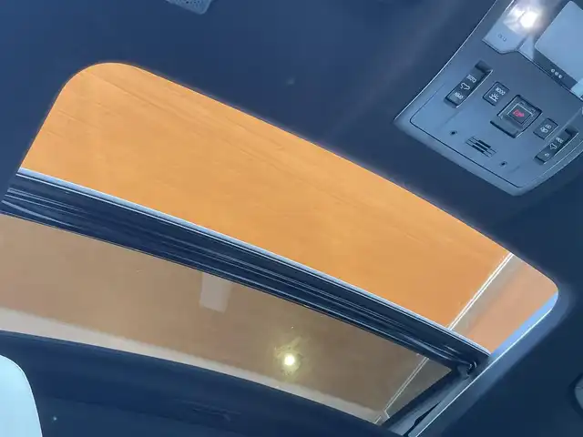 レクサス ＮＸ 300 Fスポーツ 高知県 2018(平30)年 2.5万km パール 純正SDナビ/【CD/DVD/BT/フルセグTV】/バックカメラ/クルーズコントロール(追従走行有り)/ステアリングヒーター/パーキングサポートブレーキ/衝突被害軽減ブレーキ/車線逸脱警報/車線逸脱制御/チルト＆スライド式ムーンルーフ/ルーフレール/本革シート【白】/シートヒーター/エアシート/パワーシート(メモリ機能有り)/コーナー、バックセンサー/パワーバックドア/ETC2.0/純正ドライブレコーダー/パドルシフト/ステアリングヒーター/オートホールド/オートライト/三眼フルLED/純正LEDライト/スマートキー/プッシュスタート/MTモード付きAT/純正アルミホイール 18インチ/ウインカーミラー/純正フロアマット