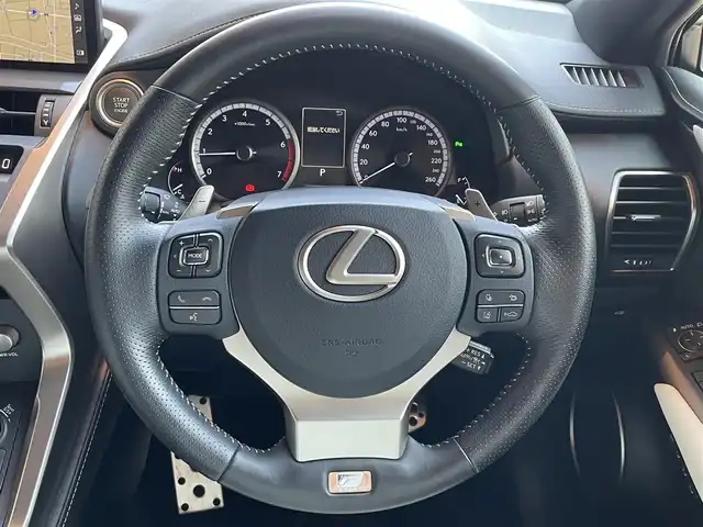 レクサス ＮＸ 300 Fスポーツ 高知県 2018(平30)年 2.5万km パール 純正SDナビ/【CD/DVD/BT/フルセグTV】/バックカメラ/クルーズコントロール(追従走行有り)/ステアリングヒーター/パーキングサポートブレーキ/衝突被害軽減ブレーキ/車線逸脱警報/車線逸脱制御/チルト＆スライド式ムーンルーフ/ルーフレール/本革シート【白】/シートヒーター/エアシート/パワーシート(メモリ機能有り)/コーナー、バックセンサー/パワーバックドア/ETC2.0/純正ドライブレコーダー/パドルシフト/ステアリングヒーター/オートホールド/オートライト/三眼フルLED/純正LEDライト/スマートキー/プッシュスタート/MTモード付きAT/純正アルミホイール 18インチ/ウインカーミラー/純正フロアマット