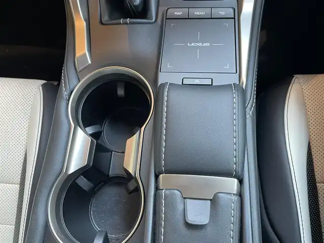 レクサス ＮＸ 300 Fスポーツ 高知県 2018(平30)年 2.5万km パール 純正SDナビ/【CD/DVD/BT/フルセグTV】/バックカメラ/クルーズコントロール(追従走行有り)/ステアリングヒーター/パーキングサポートブレーキ/衝突被害軽減ブレーキ/車線逸脱警報/車線逸脱制御/チルト＆スライド式ムーンルーフ/ルーフレール/本革シート【白】/シートヒーター/エアシート/パワーシート(メモリ機能有り)/コーナー、バックセンサー/パワーバックドア/ETC2.0/純正ドライブレコーダー/パドルシフト/ステアリングヒーター/オートホールド/オートライト/三眼フルLED/純正LEDライト/スマートキー/プッシュスタート/MTモード付きAT/純正アルミホイール 18インチ/ウインカーミラー/純正フロアマット