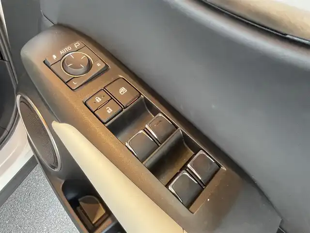 レクサス ＮＸ 300 Fスポーツ 高知県 2018(平30)年 2.5万km パール 純正SDナビ/【CD/DVD/BT/フルセグTV】/バックカメラ/クルーズコントロール(追従走行有り)/ステアリングヒーター/パーキングサポートブレーキ/衝突被害軽減ブレーキ/車線逸脱警報/車線逸脱制御/チルト＆スライド式ムーンルーフ/ルーフレール/本革シート【白】/シートヒーター/エアシート/パワーシート(メモリ機能有り)/コーナー、バックセンサー/パワーバックドア/ETC2.0/純正ドライブレコーダー/パドルシフト/ステアリングヒーター/オートホールド/オートライト/三眼フルLED/純正LEDライト/スマートキー/プッシュスタート/MTモード付きAT/純正アルミホイール 18インチ/ウインカーミラー/純正フロアマット