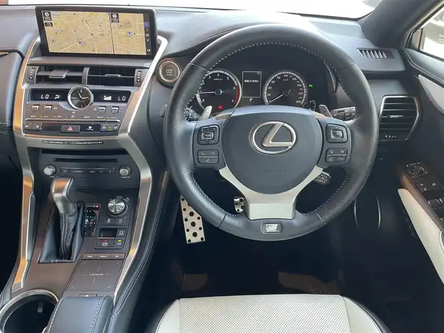 レクサス ＮＸ 300 Fスポーツ 高知県 2018(平30)年 2.5万km パール 純正SDナビ/【CD/DVD/BT/フルセグTV】/バックカメラ/クルーズコントロール(追従走行有り)/ステアリングヒーター/パーキングサポートブレーキ/衝突被害軽減ブレーキ/車線逸脱警報/車線逸脱制御/チルト＆スライド式ムーンルーフ/ルーフレール/本革シート【白】/シートヒーター/エアシート/パワーシート(メモリ機能有り)/コーナー、バックセンサー/パワーバックドア/ETC2.0/純正ドライブレコーダー/パドルシフト/ステアリングヒーター/オートホールド/オートライト/三眼フルLED/純正LEDライト/スマートキー/プッシュスタート/MTモード付きAT/純正アルミホイール 18インチ/ウインカーミラー/純正フロアマット