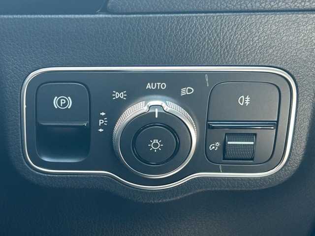 メルセデス・ベンツ Ｍ・ベンツ Ｂ２００ｄ AMGライン 千葉県 2023(令5)年 0.5万km ポーラホワイト 純正ナビ/フルセグTV/Bluetooth接続/ETC/CD/DVD再生/バックカメラ/パワーバックドア/レダークルーズコントロール/前席シートヒーター/1列目メモリーパワーシート/置くだけ充電/レーンアシスト/衝突被害軽減システム/エレクトロニックスタビリティプログラム/アクティブパーキングアシスト/アダクティブハイビームアシストプラス/電動格納ウィンカーミラー/プッシュスタート/スマートキー/スペアキー１本/LEDマルチビームハイライト/18インチAMGアルミホイール/純正フロアマット/保証書/取扱説明書