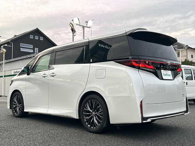 トヨタ ヴェルファイア ハイブリット Z プレミア 東京都 2024(令6)年 1.1万km プラチナホワイトパールマイカ ワンオーナー/４WD/純正ナビ/・Bluetooth/TV/USB/Toyota　Safety　Sense/・プリクラッシュセーフティー/・レーントレーシングアシスト＋レーンディパーチャーアラート/・レーダークルーズコントロール/・アダクティブハイビームシステム/・ロードサインアシスト/・ドライバー異常時対応システム/・プロアクティブドライビングアシスト/・発信遅れ告知機能/ブラインドスポットモニター＋安心降車アシスト＋後方車両接近告知＋周辺車両接近時サポート/パノラミックビューモニター/バックカメラ/おくだけ充電/ガラスルーフ/サンシェード/室内カーテン/フリップダウンモニター/ユニバーサルステップ/オートライト/両側パワースライドドア/コーナーセンサー/スペアキー1本