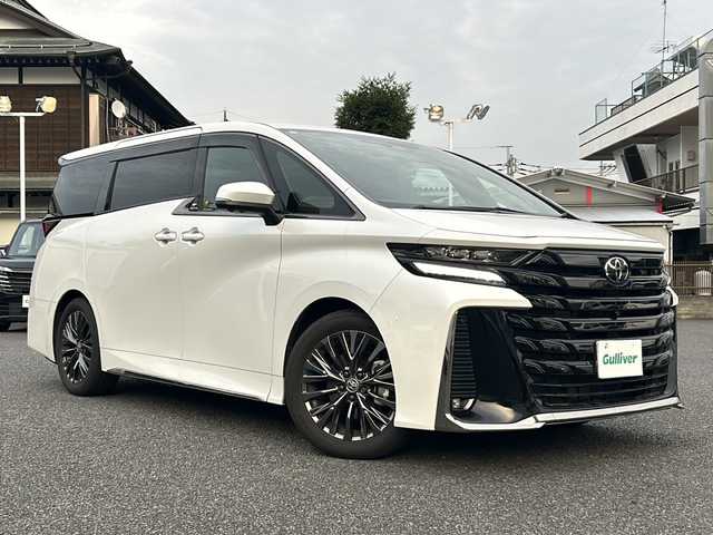 トヨタ ヴェルファイア ハイブリット Z プレミア 東京都 2024(令6)年 1.1万km プラチナホワイトパールマイカ ワンオーナー/４WD/純正ナビ/・Bluetooth/TV/USB/Toyota　Safety　Sense/・プリクラッシュセーフティー/・レーントレーシングアシスト＋レーンディパーチャーアラート/・レーダークルーズコントロール/・アダクティブハイビームシステム/・ロードサインアシスト/・ドライバー異常時対応システム/・プロアクティブドライビングアシスト/・発信遅れ告知機能/ブラインドスポットモニター＋安心降車アシスト＋後方車両接近告知＋周辺車両接近時サポート/パノラミックビューモニター/バックカメラ/おくだけ充電/ガラスルーフ/サンシェード/室内カーテン/フリップダウンモニター/ユニバーサルステップ/オートライト/両側パワースライドドア/コーナーセンサー/スペアキー1本