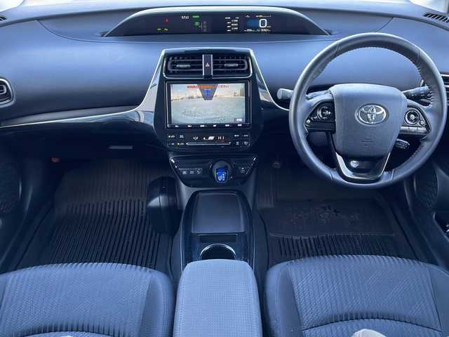 トヨタ プリウス A 道東・釧路十勝 2019(平31)年 8.8万km グレーメタリック ・4WD/・純正9インチSDナビ/(CD FM AM BT フルセグ)/・バックカメラ/・衝突軽減システム/・追従式クルーズコントロール/・S-IPA/・レーンディパーチャーアラート/・車両接近一時停止スイッチ/・ブライドスポットモニター/・ヘッドアップディスプレイ/・横滑り防止/・純正キー一体型エンジンスターター/・ミラーヒーター/・LEDヘッドライト/・フォグライト/・オートマチックハイビーム/・オートライト/・デジタルインナーミラー/・社外ドライブレコーダー/・フロントワイパーデアイサー/・ETC/・革巻きステアリング/・ステアリングスイッチ/・電格ウィンカーミラー/・ドアバイザー/・スマートキー/・プッシュスタート/・純正AW付夏用タイヤ【2024年製　2ミリ】積込