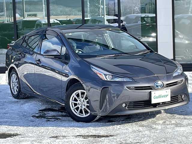 トヨタ プリウス A 道東・釧路十勝 2019(平31)年 8.8万km グレーメタリック ・4WD/・純正9インチSDナビ/(CD FM AM BT フルセグ)/・バックカメラ/・衝突軽減システム/・追従式クルーズコントロール/・S-IPA/・レーンディパーチャーアラート/・車両接近一時停止スイッチ/・ブライドスポットモニター/・ヘッドアップディスプレイ/・横滑り防止/・純正キー一体型エンジンスターター/・ミラーヒーター/・LEDヘッドライト/・フォグライト/・オートマチックハイビーム/・オートライト/・デジタルインナーミラー/・社外ドライブレコーダー/・フロントワイパーデアイサー/・ETC/・革巻きステアリング/・ステアリングスイッチ/・電格ウィンカーミラー/・ドアバイザー/・スマートキー/・プッシュスタート/・純正AW付夏用タイヤ【2024年製　2ミリ】積込