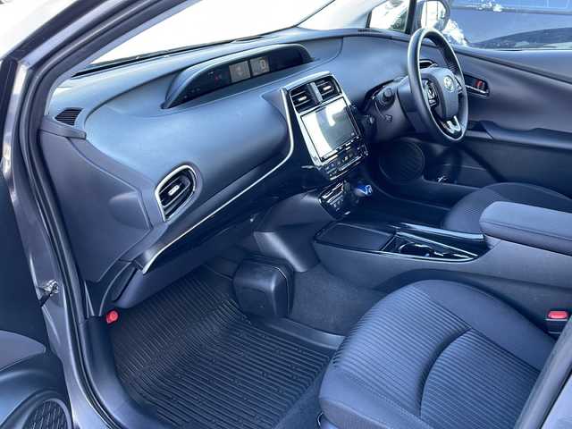 トヨタ プリウス A 道東・釧路十勝 2019(平31)年 8.8万km グレーメタリック ・4WD/・純正9インチSDナビ/(CD FM AM BT フルセグ)/・バックカメラ/・衝突軽減システム/・追従式クルーズコントロール/・S-IPA/・レーンディパーチャーアラート/・車両接近一時停止スイッチ/・ブライドスポットモニター/・ヘッドアップディスプレイ/・横滑り防止/・純正キー一体型エンジンスターター/・ミラーヒーター/・LEDヘッドライト/・フォグライト/・オートマチックハイビーム/・オートライト/・デジタルインナーミラー/・社外ドライブレコーダー/・フロントワイパーデアイサー/・ETC/・革巻きステアリング/・ステアリングスイッチ/・電格ウィンカーミラー/・ドアバイザー/・スマートキー/・プッシュスタート/・純正AW付夏用タイヤ【2024年製　2ミリ】積込