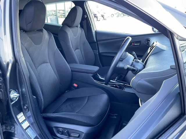 トヨタ プリウス A 道東・釧路十勝 2019(平31)年 8.8万km グレーメタリック ・4WD/・純正9インチSDナビ/(CD FM AM BT フルセグ)/・バックカメラ/・衝突軽減システム/・追従式クルーズコントロール/・S-IPA/・レーンディパーチャーアラート/・車両接近一時停止スイッチ/・ブライドスポットモニター/・ヘッドアップディスプレイ/・横滑り防止/・純正キー一体型エンジンスターター/・ミラーヒーター/・LEDヘッドライト/・フォグライト/・オートマチックハイビーム/・オートライト/・デジタルインナーミラー/・社外ドライブレコーダー/・フロントワイパーデアイサー/・ETC/・革巻きステアリング/・ステアリングスイッチ/・電格ウィンカーミラー/・ドアバイザー/・スマートキー/・プッシュスタート/・純正AW付夏用タイヤ【2024年製　2ミリ】積込