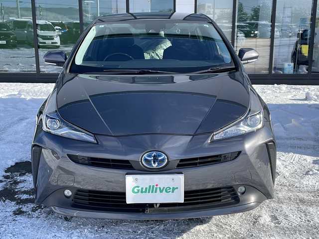 トヨタ プリウス A 道東・釧路十勝 2019(平31)年 8.8万km グレーメタリック ・4WD/・純正9インチSDナビ/(CD FM AM BT フルセグ)/・バックカメラ/・衝突軽減システム/・追従式クルーズコントロール/・S-IPA/・レーンディパーチャーアラート/・車両接近一時停止スイッチ/・ブライドスポットモニター/・ヘッドアップディスプレイ/・横滑り防止/・純正キー一体型エンジンスターター/・ミラーヒーター/・LEDヘッドライト/・フォグライト/・オートマチックハイビーム/・オートライト/・デジタルインナーミラー/・社外ドライブレコーダー/・フロントワイパーデアイサー/・ETC/・革巻きステアリング/・ステアリングスイッチ/・電格ウィンカーミラー/・ドアバイザー/・スマートキー/・プッシュスタート/・純正AW付夏用タイヤ【2024年製　2ミリ】積込