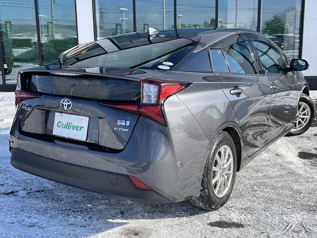 トヨタ プリウス A 道東・釧路十勝 2019(平31)年 8.8万km グレーメタリック ・4WD/・純正9インチSDナビ/(CD FM AM BT フルセグ)/・バックカメラ/・衝突軽減システム/・追従式クルーズコントロール/・S-IPA/・レーンディパーチャーアラート/・車両接近一時停止スイッチ/・ブライドスポットモニター/・ヘッドアップディスプレイ/・横滑り防止/・純正キー一体型エンジンスターター/・ミラーヒーター/・LEDヘッドライト/・フォグライト/・オートマチックハイビーム/・オートライト/・デジタルインナーミラー/・社外ドライブレコーダー/・フロントワイパーデアイサー/・ETC/・革巻きステアリング/・ステアリングスイッチ/・電格ウィンカーミラー/・ドアバイザー/・スマートキー/・プッシュスタート/・純正AW付夏用タイヤ【2024年製　2ミリ】積込