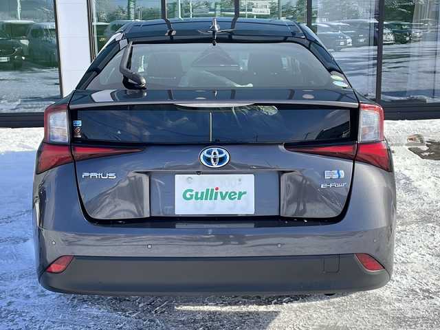 トヨタ プリウス A 道東・釧路十勝 2019(平31)年 8.8万km グレーメタリック ・4WD/・純正9インチSDナビ/(CD FM AM BT フルセグ)/・バックカメラ/・衝突軽減システム/・追従式クルーズコントロール/・S-IPA/・レーンディパーチャーアラート/・車両接近一時停止スイッチ/・ブライドスポットモニター/・ヘッドアップディスプレイ/・横滑り防止/・純正キー一体型エンジンスターター/・ミラーヒーター/・LEDヘッドライト/・フォグライト/・オートマチックハイビーム/・オートライト/・デジタルインナーミラー/・社外ドライブレコーダー/・フロントワイパーデアイサー/・ETC/・革巻きステアリング/・ステアリングスイッチ/・電格ウィンカーミラー/・ドアバイザー/・スマートキー/・プッシュスタート/・純正AW付夏用タイヤ【2024年製　2ミリ】積込