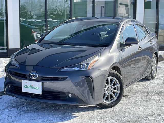 トヨタ プリウス A 道東・釧路十勝 2019(平31)年 8.8万km グレーメタリック ・4WD/・純正9インチSDナビ/(CD FM AM BT フルセグ)/・バックカメラ/・衝突軽減システム/・追従式クルーズコントロール/・S-IPA/・レーンディパーチャーアラート/・車両接近一時停止スイッチ/・ブライドスポットモニター/・ヘッドアップディスプレイ/・横滑り防止/・純正キー一体型エンジンスターター/・ミラーヒーター/・LEDヘッドライト/・フォグライト/・オートマチックハイビーム/・オートライト/・デジタルインナーミラー/・社外ドライブレコーダー/・フロントワイパーデアイサー/・ETC/・革巻きステアリング/・ステアリングスイッチ/・電格ウィンカーミラー/・ドアバイザー/・スマートキー/・プッシュスタート/・純正AW付夏用タイヤ【2024年製　2ミリ】積込