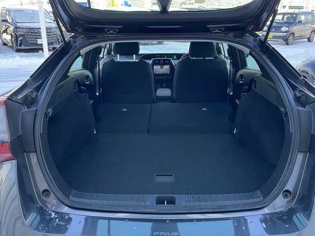トヨタ プリウス A 道東・釧路十勝 2019(平31)年 8.8万km グレーメタリック ・4WD/・純正9インチSDナビ/(CD FM AM BT フルセグ)/・バックカメラ/・衝突軽減システム/・追従式クルーズコントロール/・S-IPA/・レーンディパーチャーアラート/・車両接近一時停止スイッチ/・ブライドスポットモニター/・ヘッドアップディスプレイ/・横滑り防止/・純正キー一体型エンジンスターター/・ミラーヒーター/・LEDヘッドライト/・フォグライト/・オートマチックハイビーム/・オートライト/・デジタルインナーミラー/・社外ドライブレコーダー/・フロントワイパーデアイサー/・ETC/・革巻きステアリング/・ステアリングスイッチ/・電格ウィンカーミラー/・ドアバイザー/・スマートキー/・プッシュスタート/・純正AW付夏用タイヤ【2024年製　2ミリ】積込