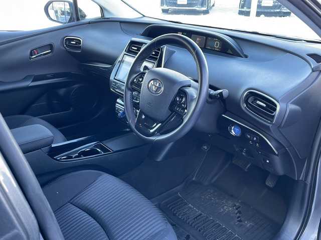 トヨタ プリウス A 道東・釧路十勝 2019(平31)年 8.8万km グレーメタリック ・4WD/・純正9インチSDナビ/(CD FM AM BT フルセグ)/・バックカメラ/・衝突軽減システム/・追従式クルーズコントロール/・S-IPA/・レーンディパーチャーアラート/・車両接近一時停止スイッチ/・ブライドスポットモニター/・ヘッドアップディスプレイ/・横滑り防止/・純正キー一体型エンジンスターター/・ミラーヒーター/・LEDヘッドライト/・フォグライト/・オートマチックハイビーム/・オートライト/・デジタルインナーミラー/・社外ドライブレコーダー/・フロントワイパーデアイサー/・ETC/・革巻きステアリング/・ステアリングスイッチ/・電格ウィンカーミラー/・ドアバイザー/・スマートキー/・プッシュスタート/・純正AW付夏用タイヤ【2024年製　2ミリ】積込