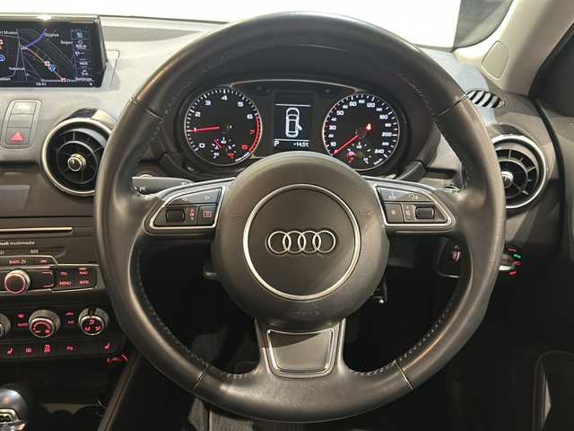 アウディ Ａ１ SB 1．0TFSI スポーツ 新潟県 2018(平30)年 2.7万km ミトスブラックメタリック オプション/ミラノレザーシート/シートヒーター/ナビキセノンプラスパッケージ/-MMIナビゲーション/-CD/DVD/Bluetooth/フルセグTV/-ETC/-HIDヘッドライト/コンビニエンスパッケージ/-アドバンスドキー/-アウディパーキングシステム/オートマチックエアコンディショナー/純正16インチアルミホイール/主要装備/ドライブレコーダー/ステアリングリモコン/MTモード付AT/取扱説明書/スペアキー