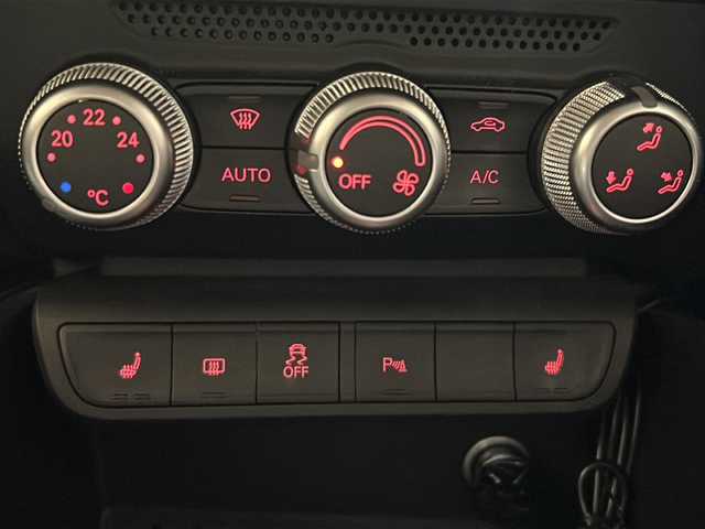 アウディ Ａ１ SB 1．0TFSI スポーツ 新潟県 2018(平30)年 2.7万km ミトスブラックメタリック オプション/ミラノレザーシート/シートヒーター/ナビキセノンプラスパッケージ/-MMIナビゲーション/-CD/DVD/Bluetooth/フルセグTV/-ETC/-HIDヘッドライト/コンビニエンスパッケージ/-アドバンスドキー/-アウディパーキングシステム/オートマチックエアコンディショナー/純正16インチアルミホイール/主要装備/ドライブレコーダー/ステアリングリモコン/MTモード付AT/取扱説明書/スペアキー