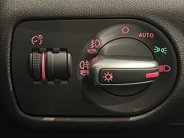 アウディ Ａ１ SB 1．0TFSI スポーツ 新潟県 2018(平30)年 2.7万km ミトスブラックメタリック オプション/ミラノレザーシート/シートヒーター/ナビキセノンプラスパッケージ/-MMIナビゲーション/-CD/DVD/Bluetooth/フルセグTV/-ETC/-HIDヘッドライト/コンビニエンスパッケージ/-アドバンスドキー/-アウディパーキングシステム/オートマチックエアコンディショナー/純正16インチアルミホイール/主要装備/ドライブレコーダー/ステアリングリモコン/MTモード付AT/取扱説明書/スペアキー