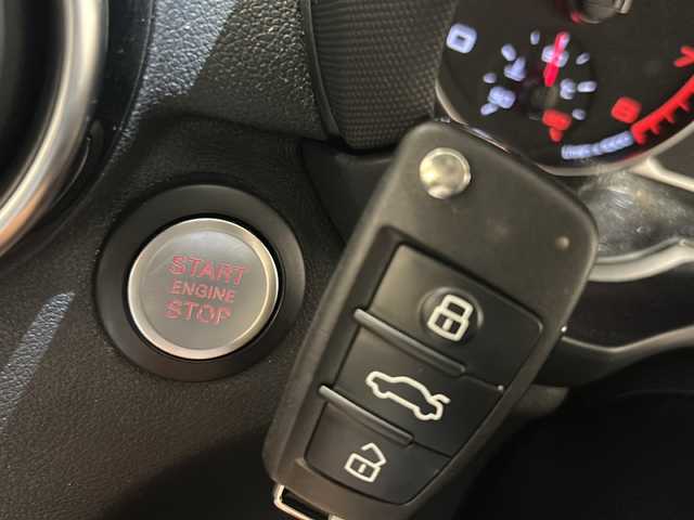 アウディ Ａ１ SB 1．0TFSI スポーツ 新潟県 2018(平30)年 2.7万km ミトスブラックメタリック オプション/ミラノレザーシート/シートヒーター/ナビキセノンプラスパッケージ/-MMIナビゲーション/-CD/DVD/Bluetooth/フルセグTV/-ETC/-HIDヘッドライト/コンビニエンスパッケージ/-アドバンスドキー/-アウディパーキングシステム/オートマチックエアコンディショナー/純正16インチアルミホイール/主要装備/ドライブレコーダー/ステアリングリモコン/MTモード付AT/取扱説明書/スペアキー